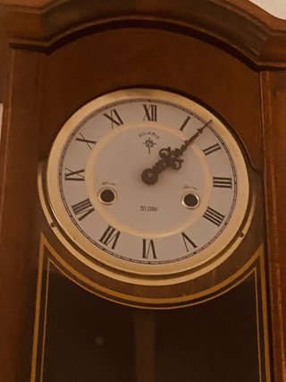 Reloj de pared de madera con péndulo
