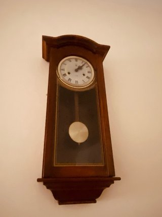 Reloj de pared de madera con péndulo