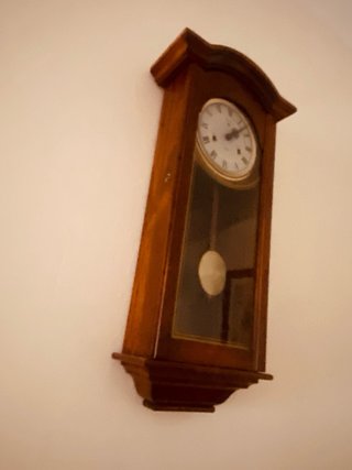Reloj de pared de madera con péndulo