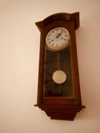 Reloj de pared de madera con péndulo