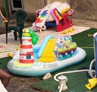 Piscina hinchable infantil con tobogán