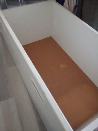 Cajones de plástico blancos con ruedas