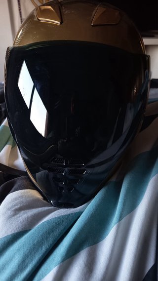 Casco de moto dorado nuevo.