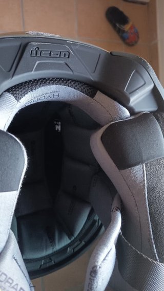Casco de moto dorado nuevo.
