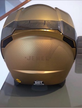 Casco de moto dorado nuevo.