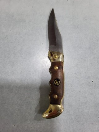 Cuchillo agrícola con mango de madera y latón