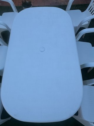 Mesa y 6 sillas de plástico para terraza