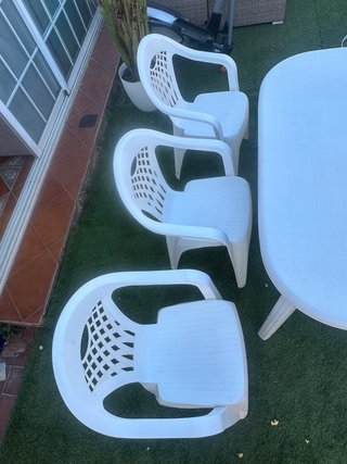 Mesa y 6 sillas de plástico para terraza