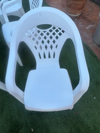 Mesa y 6 sillas de plástico para terraza