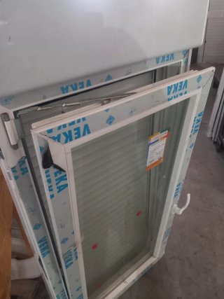 Ventana con persiana enrollable