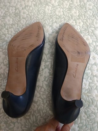 Zapatos tacón Clarks azul marino.