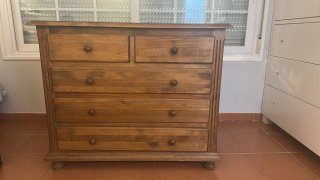 Cómoda de madera con cajones