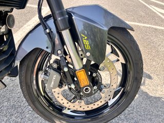 Moto Zontes Negra y Amarilla