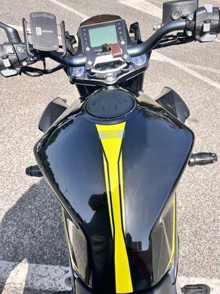 Moto Zontes Negra y Amarilla