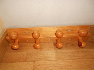 2 COLGADORES de MADERA ( 4 GANCHOS cada uno )