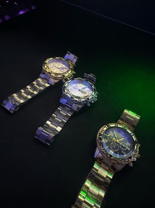 Orologi da polso dorati e argentati