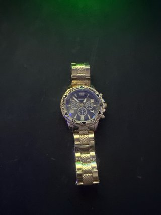 Orologi da polso dorati e argentati