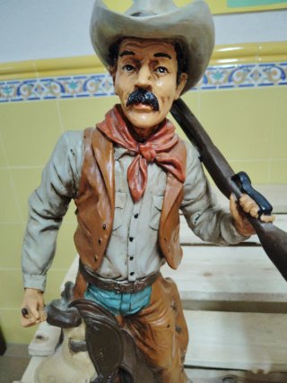 Figuras decorativas. Pareja de indio y pistolero.