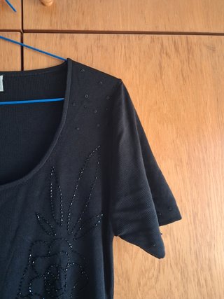 Camiseta negra manga corta con detalle floral