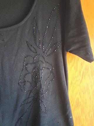 Camiseta negra manga corta con detalle floral