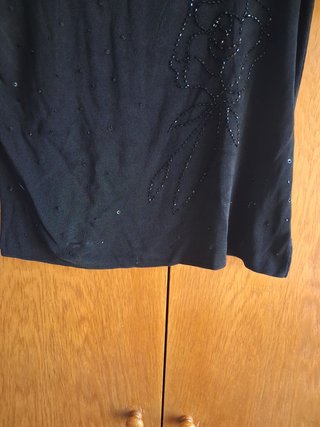 Camiseta negra manga corta con detalle floral