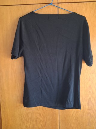 Camiseta negra manga corta con detalle floral