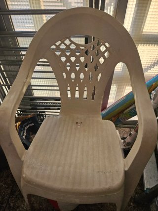Silla de exterior de plástico beige