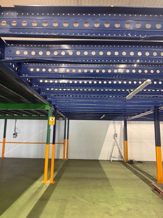 Altillo metálico para nave industrial de unos 67