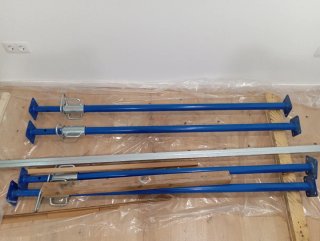 Puntales de obra metálicos azules