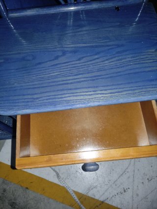 Mesita de noche de ratán azul y marrón