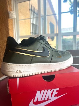 Nike Air Force 1 Verde y Dorado
