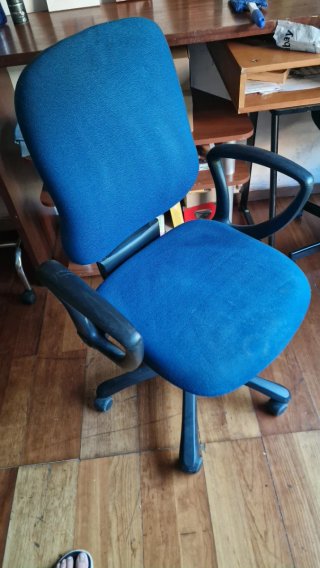 Silla de oficina azul y negra con ruedas