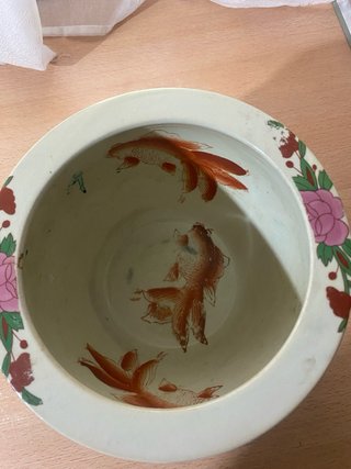 Jarrón de porcelana multicolor con escena