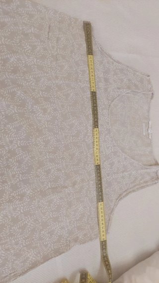 Top sin mangas estampado floral beige