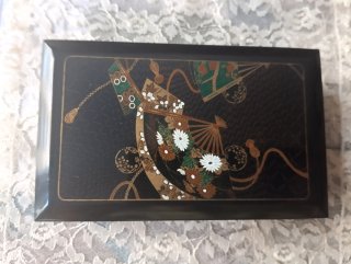 Joyero lacado negro con dibujo floral.13x8x4,5 cms