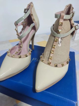 Zapatos de tacón beige y dorado con tachuelas
