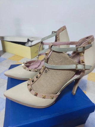 Zapatos de tacón beige y dorado con tachuelas
