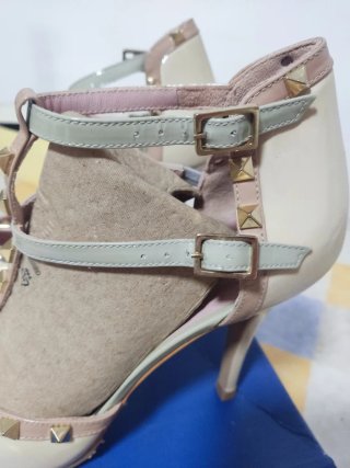 Zapatos de tacón beige y dorado con tachuelas
