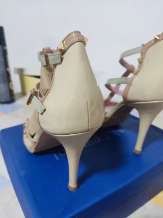 Zapatos de tacón beige y dorado con tachuelas