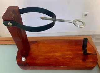 Jamonero de madera y metal