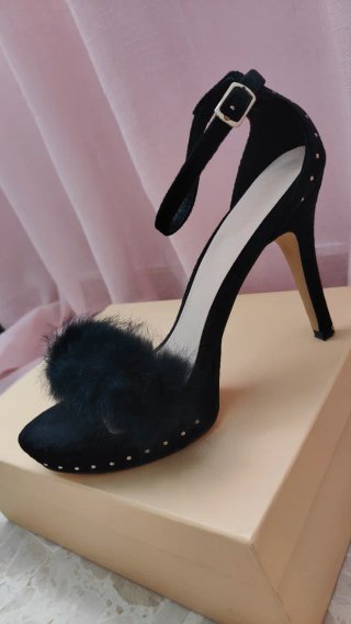 Zapatos de tacón negros con plumas y bolso