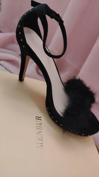 Zapatos de tacón negros con plumas y bolso