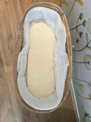 Moisés de mimbre con base de madera