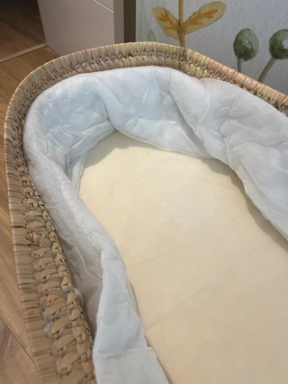 Moisés de mimbre con base de madera