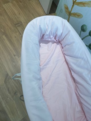 Moisés de mimbre con base de madera