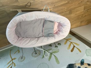 Moisés de mimbre con base de madera