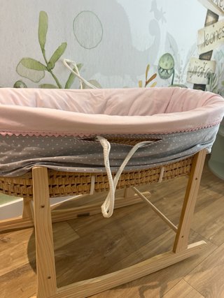 Moisés de mimbre con base de madera