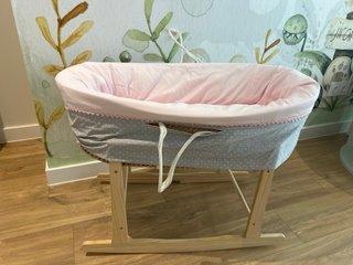 Moisés de mimbre con base de madera
