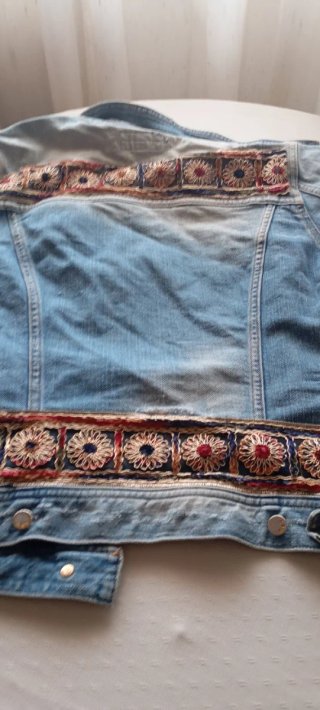 Cazadora vaquera con detalles étnicos.