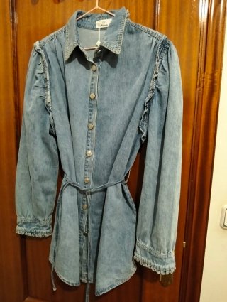 Vestido vaquero con cinturón y volantes